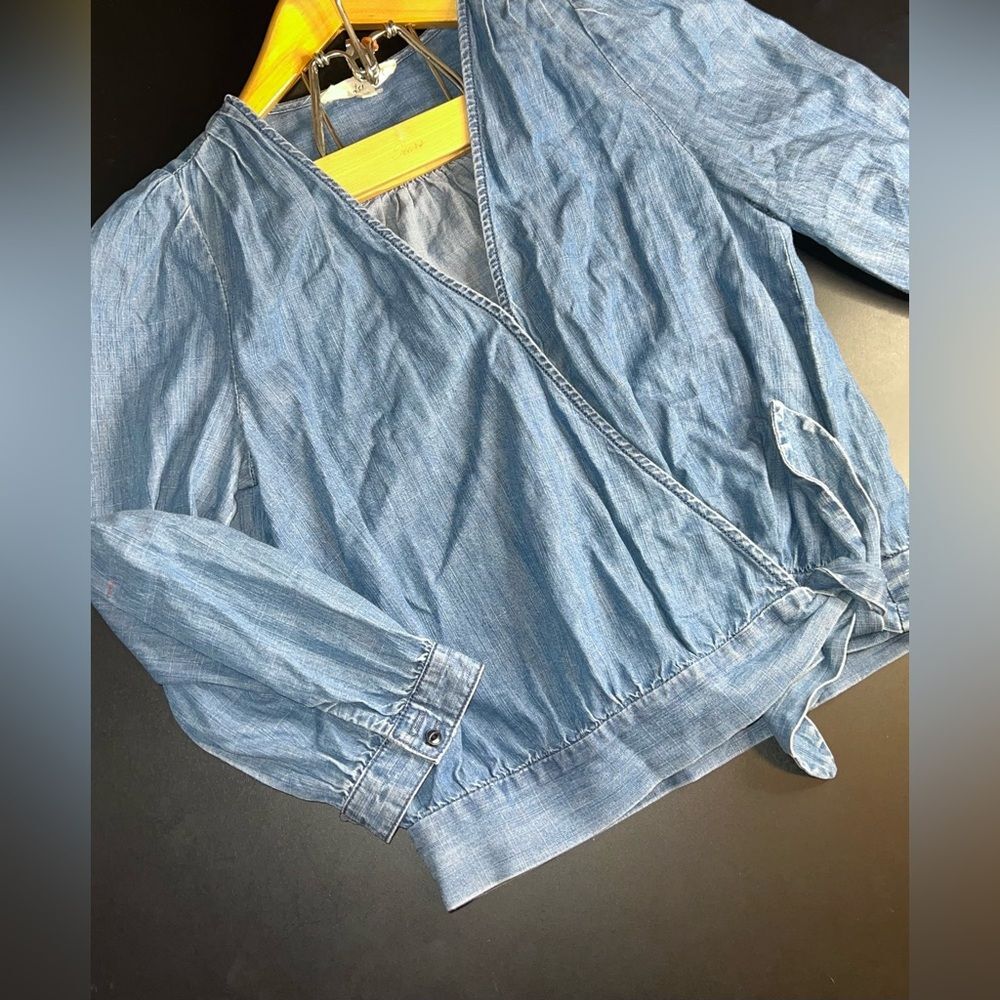 Madewell Denim Blue Wrap Top Size XS EUC chambray preppy